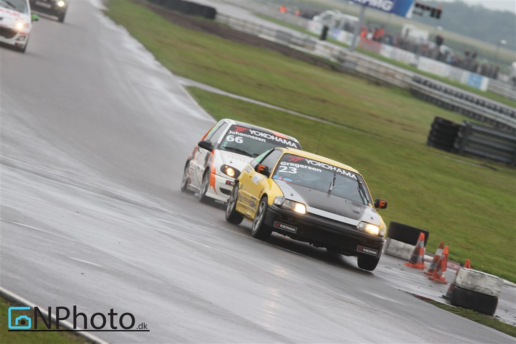 Mikkel Gregersen var bogstavligt talt flyvende i den gule Honda CRX (23) denne weekend foran Rookie konkurrenten Brian Johannesen (66) – tjek hans venstre forhjul.
(Foto: CN Photo)
